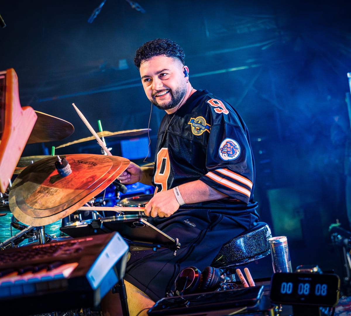 Drummer van Monkey Squad achter zijn drumstel